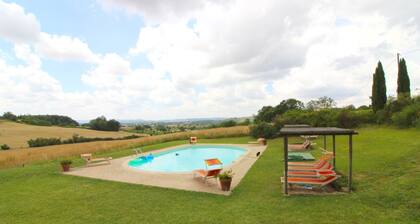 Typisches Bauernhaus aus Ziegeln in der Nähe von Pozzo della Chiana, in einem Bauernhof, der Wein un