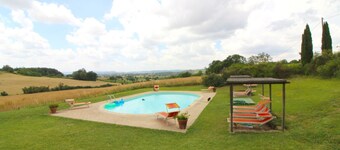 A typical brick farmhouse located in the heart of Valdichiana, not far from Pozzo della Chiana, insi