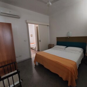 2 bedrooms, iron/ironing board, internet, bed sheets - Comfortable apartment in Santa Cesarea Terme 100 m from the sea (Santa Cesarea Terme)