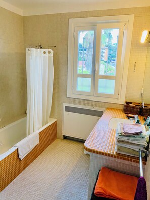 Baignoire, séchoir à cheveux, serviettes fournies