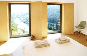 3 bedrooms, desk, travel cot, free WiFi