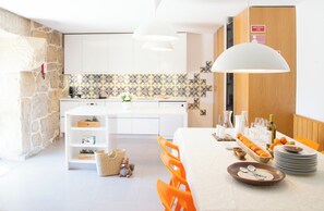 Fridge, microwave, oven, stovetop - Private Pool with fantastic views over Douro River - Porto & Airport 1H (Marco De Canaveses)