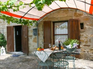 Outdoor dining - Stone farmhouse with private swimming pool, hilly, panoramic and quiet position, surrounded by silve (Cortona)