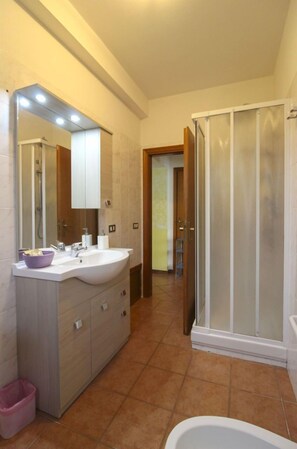 Shower - Typical Valdichiana farmhouse in red bricks, near the border between Tuscany and Umbria and a few km (Montepulciano)
