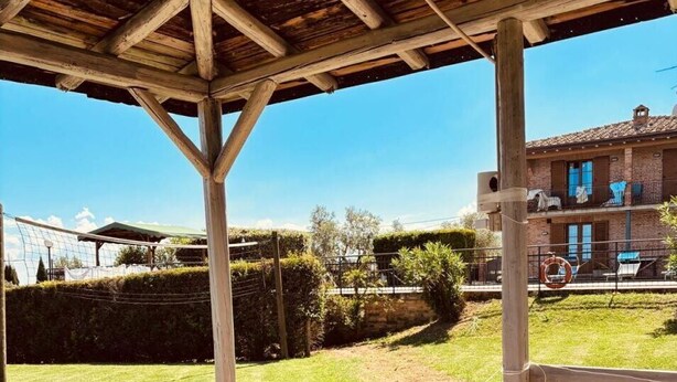 Outdoor spa tub - Typical Valdichiana farmhouse in red bricks, near the border between Tuscany and Umbria and a few km (Montepulciano)