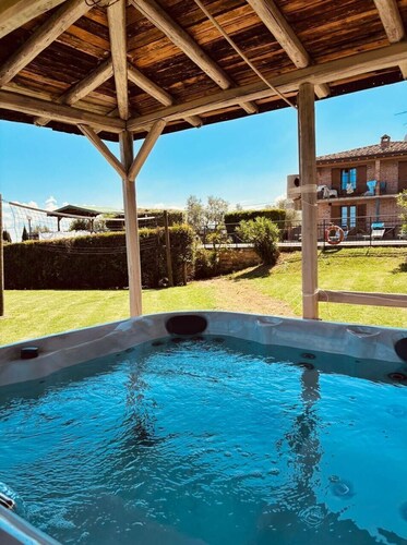 Maison typique en briques rouges, près de la frontière entre la Toscane et l'Ombrie et à quelques km