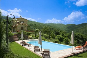 An infinity pool - Old stone farmhouse placed in a secluded, panoramic and quiet location, perfect for nature lovers. P (Cortona)
