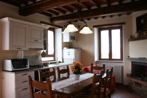Dining - Old stone farmhouse placed in a secluded, panoramic and quiet location, perfect for nature lovers. P (Cortona)