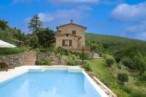 An infinity pool - Old stone farmhouse placed in a secluded, panoramic and quiet location, perfect for nature lovers. P (Cortona)
