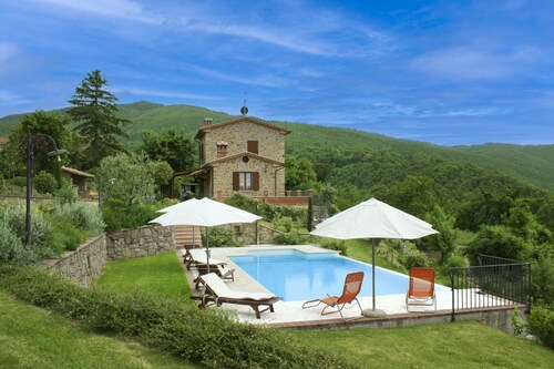 Old stone farmhouse placed in a secluded, panoramic and quiet location, perfect for nature lovers. P