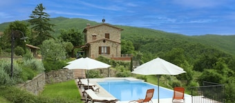 Villa de piedra con piscina privada y jardín. Excelente relación calidad-precio.  Zona de Cortona.