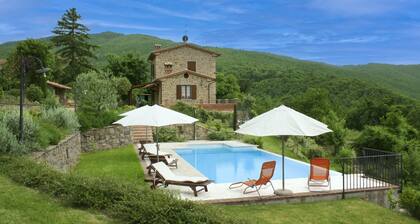 Old stone farmhouse placed in a secluded, panoramic and quiet location, perfect for nature lovers. P