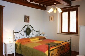 2 bedrooms, iron/ironing board, WiFi - Old stone farmhouse placed in a secluded, panoramic and quiet location, perfect for nature lovers. P (Cortona)