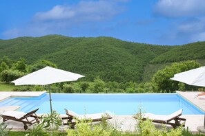 An infinity pool - Old stone farmhouse placed in a secluded, panoramic and quiet location, perfect for nature lovers. P (Cortona)