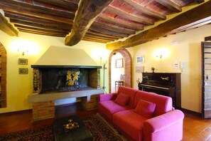 Fernseher, Kamin