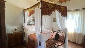 2 bedrooms, iron/ironing board, WiFi