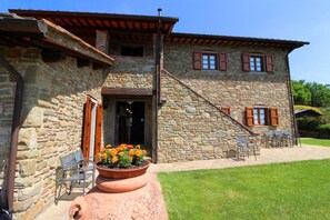 Exterior - Very panoramic villa with private fenced swimming pool situated between Arezzo and Florence. The tow (Castiglion Fibocchi)