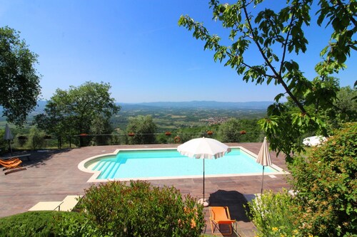 Very panoramic villa with private fenced swimming pool situated between Arezzo and Florence. The tow