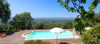 Very panoramic villa with private fenced swimming pool situated between Arezzo and Florence. The tow