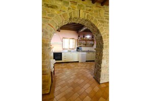 ثلاجة، ميكروويف، فرن، غسالة أطباق