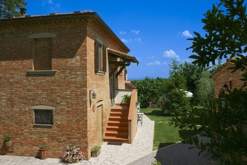 Villa en position panoramique, entourée de vignes et d'oliviers, à 5 km de Montepulciano et de Torri