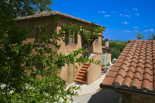 Panoramic villa surrounded by vineyards and olive groves, 5 km from Montepulciano and Torrita di Sie