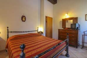 4 bedrooms, iron/ironing board, WiFi