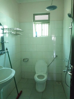Quarto casal, para não fumantes | Banheiro | Produtos de toalete grátis, chinelos, bidê, toalhas de banho
