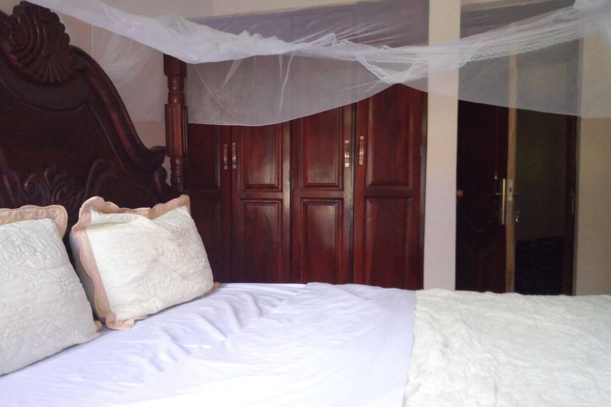 Quarto casal, para não fumantes | Escrivaninha, espaço de trabalho para notebook, roupa de cama