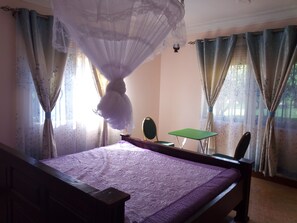 Escrivaninha, espaço de trabalho para notebook, roupa de cama