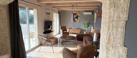 Télévision, cheminée, lecteur de DVD, baby-foot