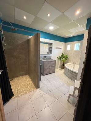 Jetted tub, hair dryer, towels, toilet paper