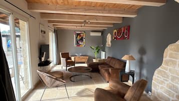 Televisión, chimenea, reproductor de DVD y futbolito