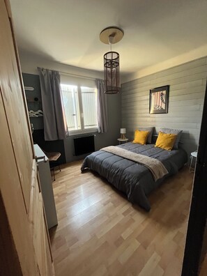 5 slaapkamers, een strijkplank/strijkijzer, reisbedje, gratis wifi