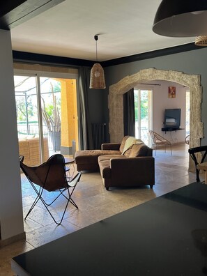 Fernseher, Kamin, DVD-Player, Tischfußball