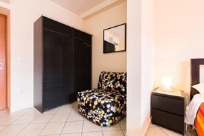 2 室のベッドルーム、デスク、防音設備、アイロン / アイロン台