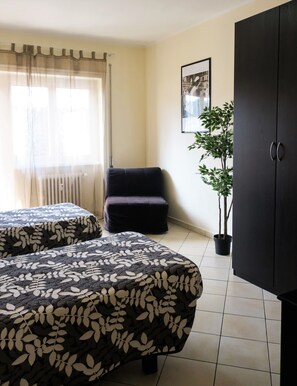 2 Schlafzimmer, Schreibtisch, schallisolierte Zimmer