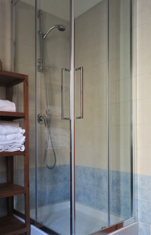 Shower, hair dryer, bidet, towels - Apartment at the Vatican Museums (Sistine Chapel, St. Peter's). (Roma)