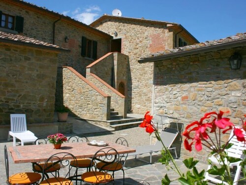 Antico casolare contadino in pietra, ampio spazio esterno con terrazzo pavimentato attrezzato con mo