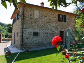 Exterior - Old stone farmhouse, large outdoor area with paved terrace equipped with garden furniture. Quiet and (Monte San Savino)