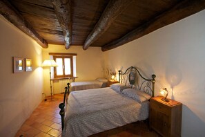 4 slaapkamers, een strijkplank/strijkijzer, wifi