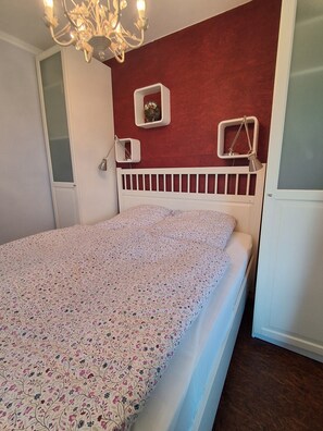 1 bedroom, bed sheets