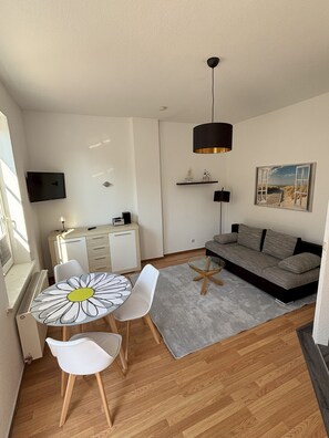 Unclassified image, 4 of 18, button