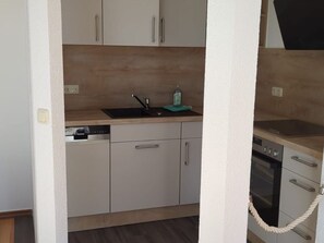 Kühlschrank, Ofen, Geschirrspüler, Wasserkocher mit Kaffee-/Teezubehör