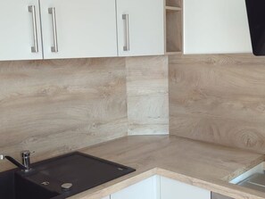 Fridge, oven, dishwasher, coffee/tea maker