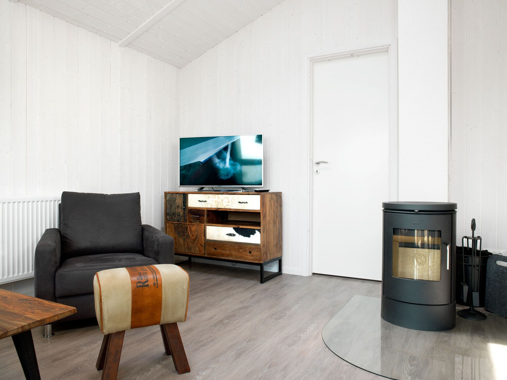 Smart-TV, Kamin, Stereoanlage