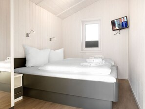 2 bedrooms, iron/ironing board, travel cot, free WiFi