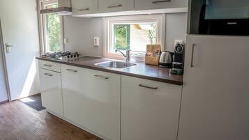 Refrigerador, microondas, lavavajillas y utensilios de cocina