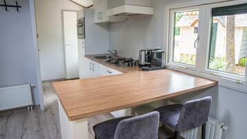 Fridge, microwave, dishwasher, cookware/dishes/utensils