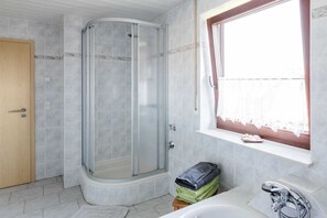 Een douche, een haardroger, handdoeken